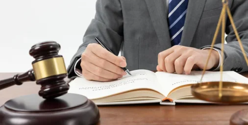 Abogado Firmando un Documento